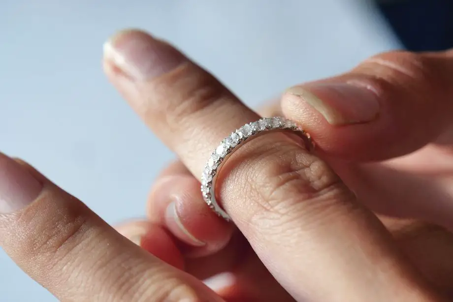 Woman wondering if Moissanite rings can be be resized